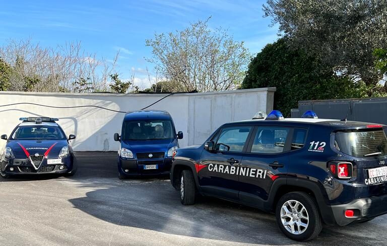 Armato di mazza da baseball minaccia madre, sorella e 118. Carabinieri arrestano 47enne