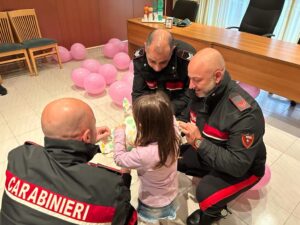 Un peluche e l’abbraccio dell’Arma dei Carabinieri per la piccola Viky salvata in una scuola di Marigliano