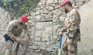 Blitz dei carabinieri sui Monti Lattari: scoperto bunker e arrestato un uomo. Sequestrate le prime piante di cannabis – Il video dell’operazione