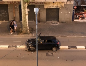 Pomigliano: auto si schianta sul cordolo della pista ciclabile in via Mauro Leone