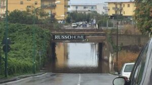 Tenta di strangolare moglie, lei fugge sul balcone e chiede aiuto