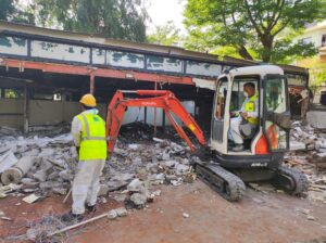 Iniziato abbattimento manufatto abusivo ex Chalet Le terrazze di Posillipo