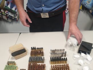 Le 333 munizioni che erano nascoste insieme a 50 grammi di cocaina e ad 1 caricatore per pistola