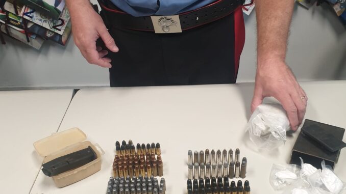 Le 333 munizioni che erano nascoste insieme a 50 grammi di cocaina e ad 1 caricatore per pistola