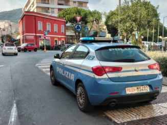 La Polizia ha blindato la città di Portici alla ricerca dei due rapinatori che hanno messeo a segno il colpo nell'Ufficio Postale questa mattina