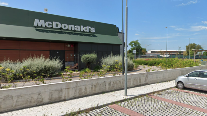 L'esterno del McDonald's di Sant'Anastasia dove è avvenuta la rissa