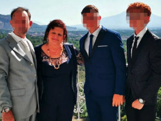 Concetta Russo, la 55enne morta ad Afragola, in una foto insieme alla famiglia (facebook)