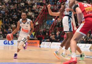 La Generazione Vincente Napoli Basket non si ferma, battuta la Carpegna Prosciutto Pesaro 93 75