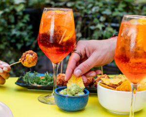 Il nuovo aperitivo fusion con cocktail d’autore e vini a piazzetta Rodinò nel cuore di Chiaia