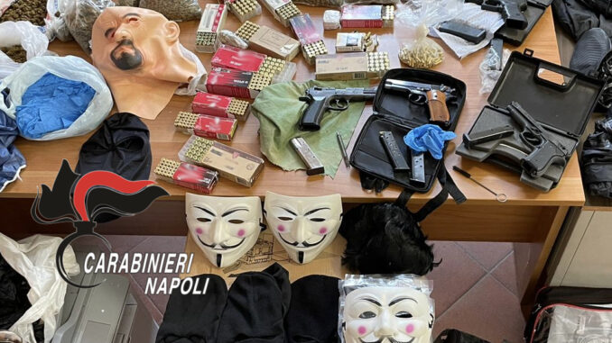 Maschere di “V” per vendetta e del chimico Walter White di Breaking Bad, mefisti, armi e droga. Maxi sequestro dei carabinieri