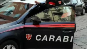 Furto di abbigliamento a Pomigliano: la vittima li insegue e li fa arrestare dai carabinieri