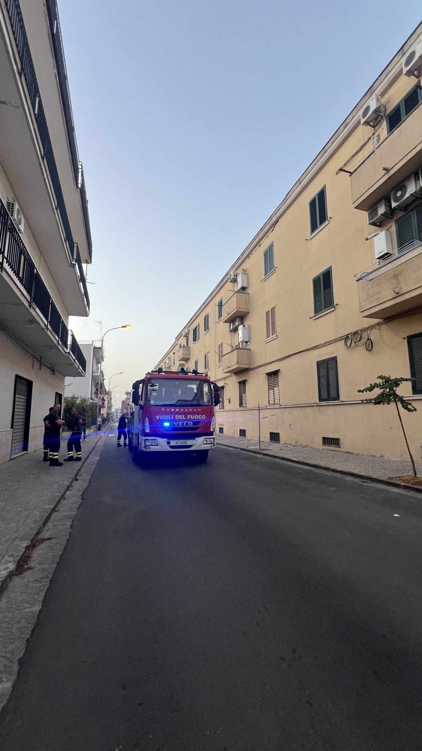Pomigliano, Crolla solaio all’ultimo piano di una palazzina in pieno centro: evacuate due famiglie. Fortunatamente non ci sono feriti