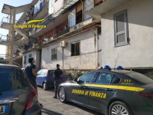 Napoli: nel Rione Amicizia sgomberate 6 case occupate da famiglie vicine al clan