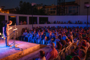 “I Nostri Miti Festival Teatrale”: partenza col botto a Pomigliano, solo posti in piedi per Giovanni Esposito