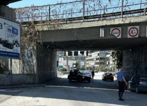 Pomigliano: paura in via Passariello, camion causa crollo di pietre e calcinacci dal ponte autostradale