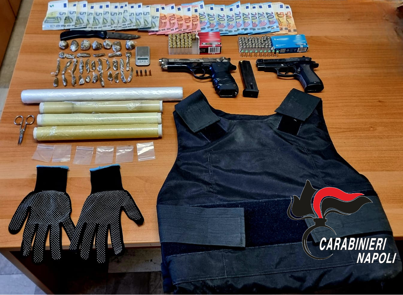Pomigliano d’Arco: Giubbotto antiproiettile, pistola e droga in un box in via Cantone, 4 gli arrestati