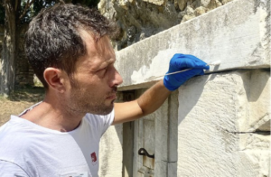 Pompei, imbrattato monumento funerario negli Scavi: il vandalo forse un minorenne