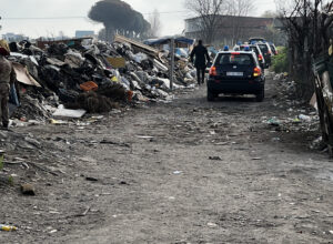 Terra dei fuochi, rogo di rifiuti avvelena l’aria per ore. Carabinieri arrestano 30enne che ha innescato le fiamme