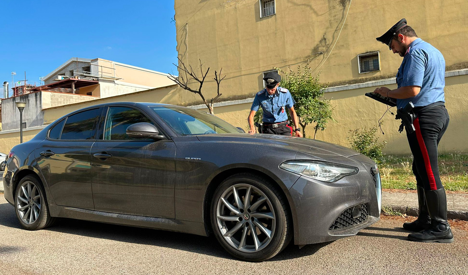 Riciclaggio di auto rubate, Carabinieri scovano officina per smontarle. 2 in manette