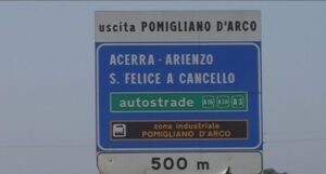 Sull’A16 a Pomigliano tenta di strangolare la sua ex compagna, arrestato dalla Polstrada