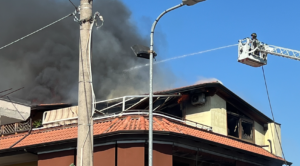 Incendio a Pomigliano d’Arco: intera palazzina andata a fuoco