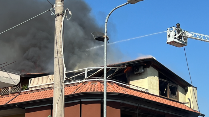 Vigili del fuoco in azione a Pomigliano