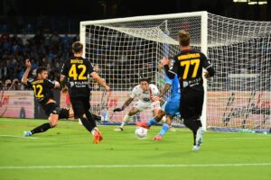 Il Napoli batte 2-0 il Monza e torna in vetta in solitaria