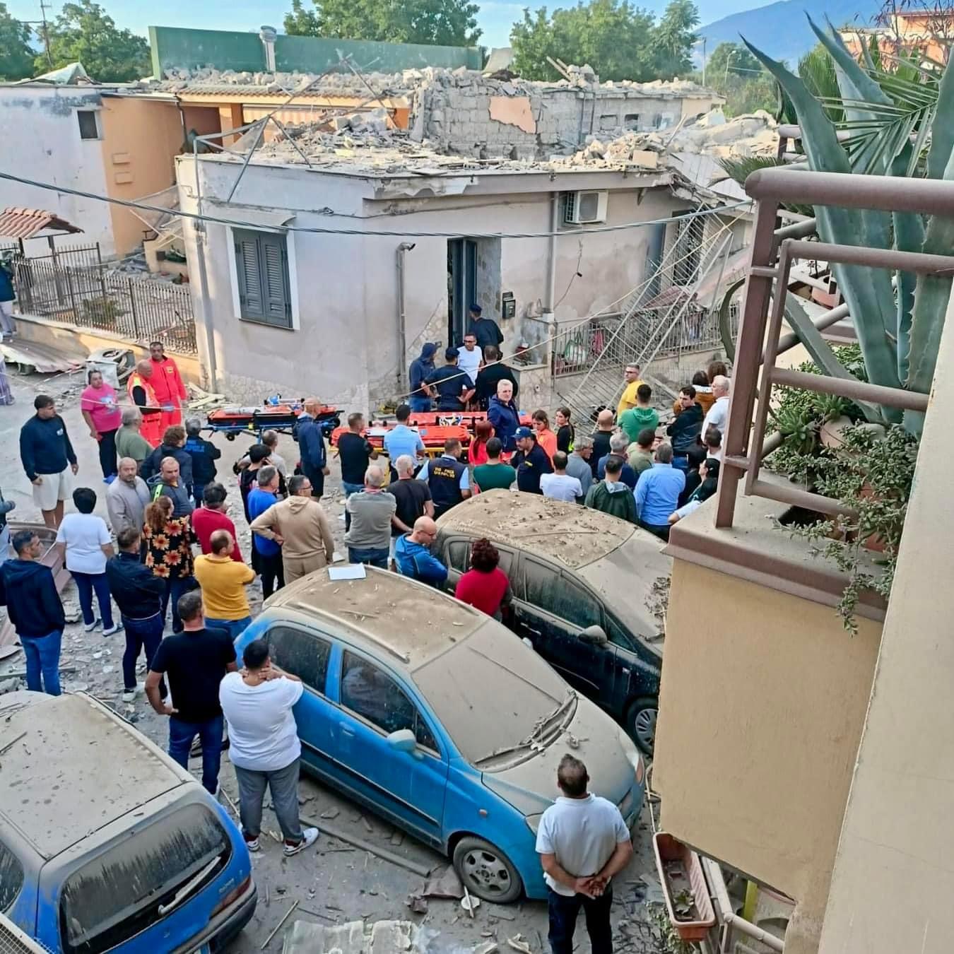 Palazzina crollata a Saviano: estratto il corpo di una bambina, salvi padre e figlio