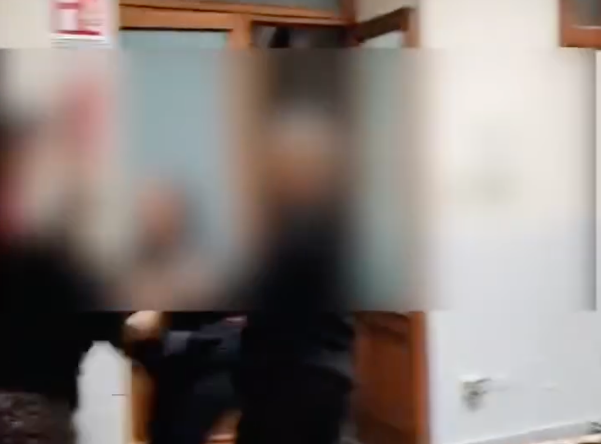 Aggrediti due medici a Melito di Napoli: colpiti con sedie dopo il rifiuto di una visita domiciliare (VIDEO)