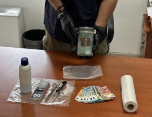 Tenta di far sparire la cocaina bruciandola con l’acido, preso