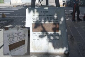 Pomigliano, Carabinieri e cittadini ripuliscono la stele di Salvo D’Acquisto imbrattata da incivili