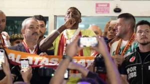 Osimhen sbarcato a Istanbul nella notte accolto dai tifosi del Galatasaray