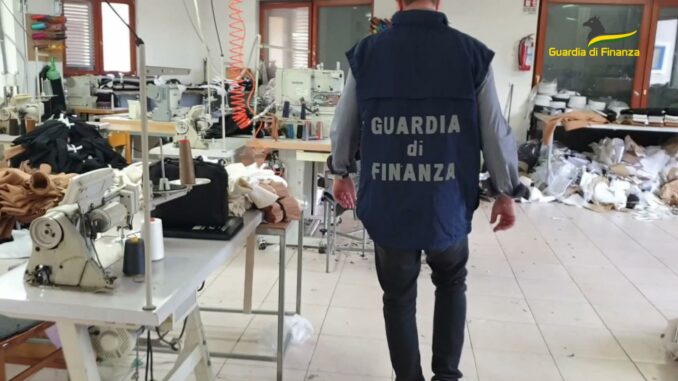 CAPORALATO E ABBIGLIAMENTO FALSIFICATO NEL NAPOLETANO: FABBRICA SEQUESTRATA DALLE FIAMME GIALLE