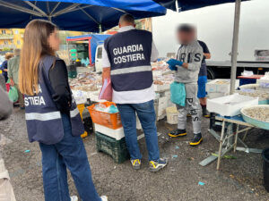 Pomigliano: Polizia locale e Guardia Costiera sequestrano al mercato 400 chili di prodotti ittici privi di tracciabilità