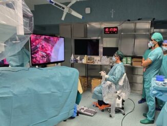 Il robot Symani usato in campo oncologico da Vito Del Deo, Henning Wieker e chirurghi internazionali per salvare il nervo facciale