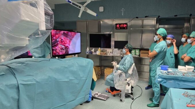 Il robot Symani usato in campo oncologico da Vito Del Deo, Henning Wieker e chirurghi internazionali per salvare il nervo facciale