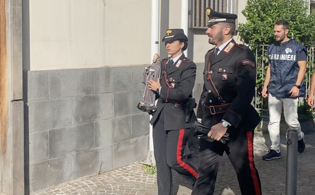 Ritrovata la statua di San Ciro, trafugata dall’edicola votiva in via Stanzione. Carabinieri denunciano 54enne