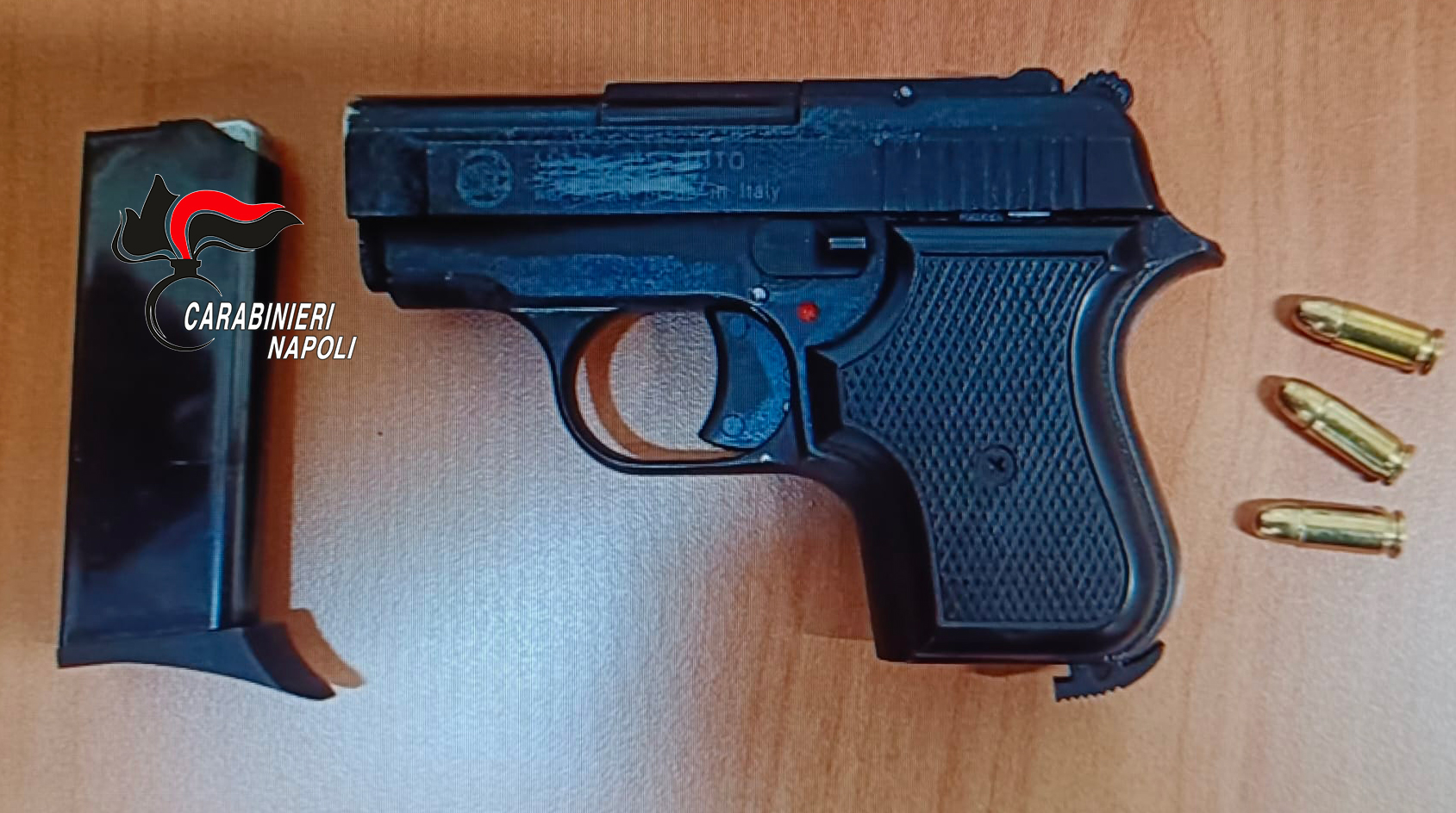 Pistola trovata in un vano ascensori, sequestrata dai carabinieri a Napoli